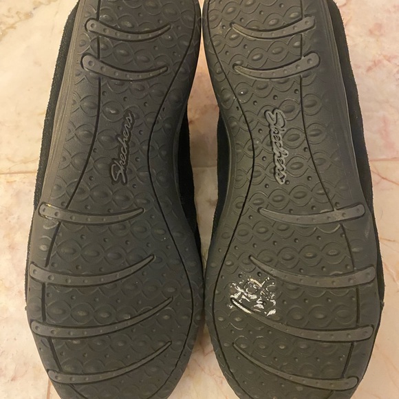 Skechers all black Slip on Sneakers - Picture 4 of 6